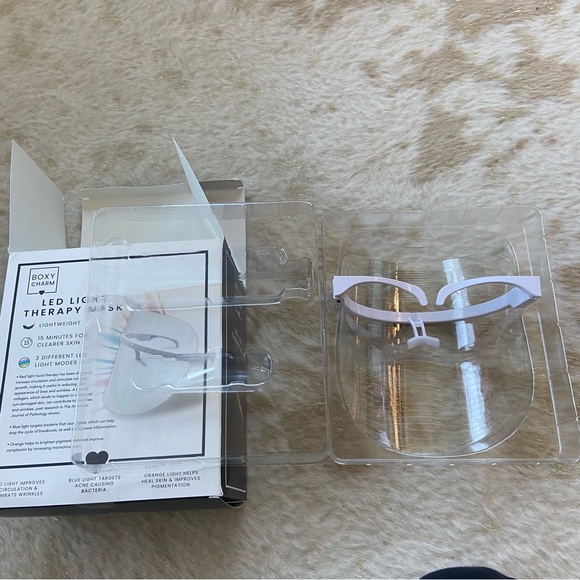 NIB LED Light Therapy Mask - Picture 5 of 5